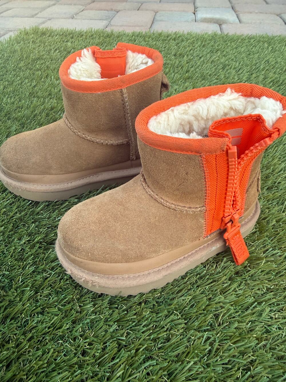 UGG Kids Classic Mini Zipper Tape Logo Boots Chestnut Toddler Kids Sz 8